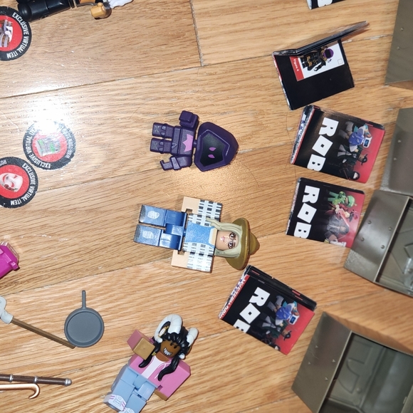 ROBLOX Jazwares LOT With 11 Codes 1 Unscratched ALL FIGURES SHOW No Separating - Picture 9 of 16